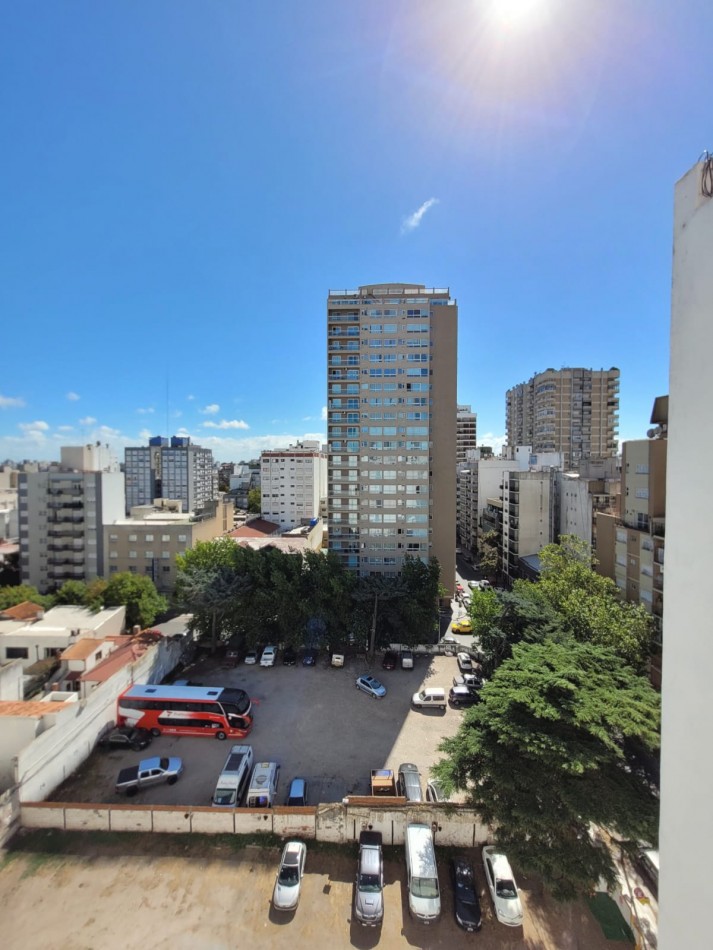 Departamento dos ambientes con espacio de cochera