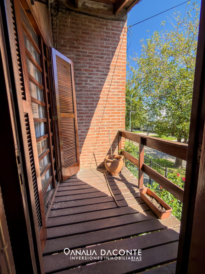 Impecable duplex 4 AMB con garage y parque