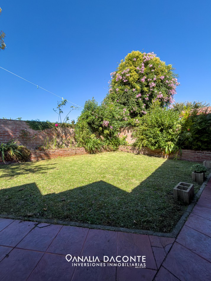 Impecable duplex 4 AMB con garage y parque