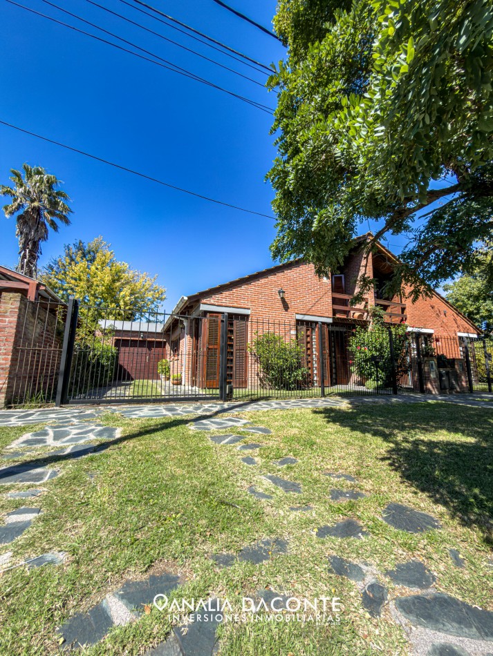 Impecable duplex 4 AMB con garage y parque