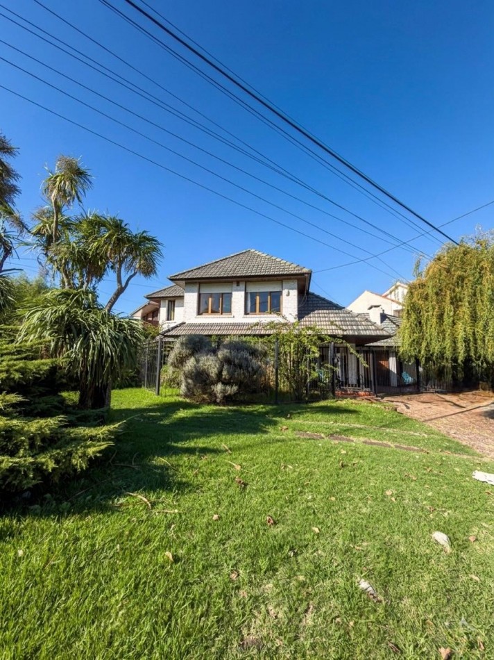 Gran chalet 5 amb en equina.  Constitucion