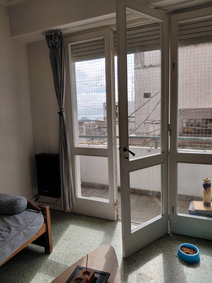 LUMINOSO Y AMPLIO DEPTO 2 AMB SOBRE AV. COLON AL 1500!