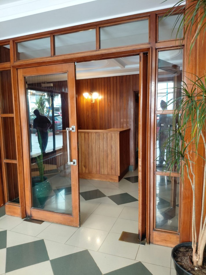 LUMINOSO Y AMPLIO DEPTO 2 AMB SOBRE AV. COLON AL 1500!