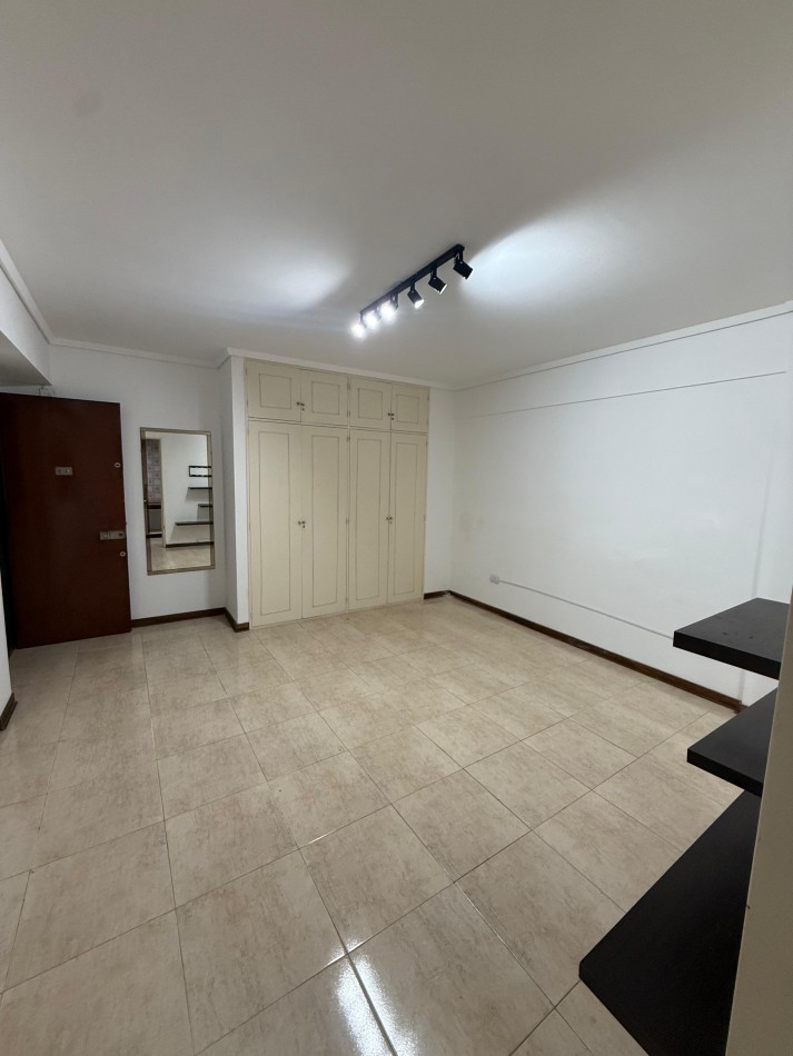 AMPLIO AMBIENTE PLAZA COLON IDEAL RENTA !