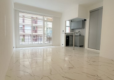 Depto 1 AMB reciclado, a la calle, con balcon en el Centro!