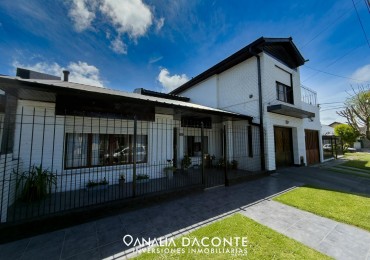 CHALET 4 AMB EN LOS PINARES! CON PARQUE, GARAGE Y QUINCHO