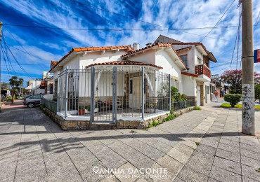 Chalet 4 amb con garage a pasos del mar. La Perla